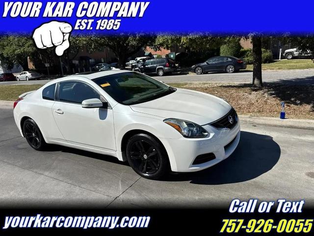 Photo of 2013 White Nissan Altima