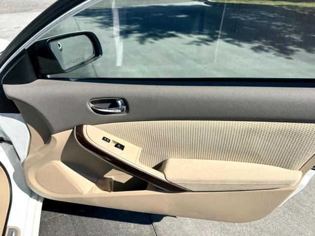 Photo of 2013 White Nissan Altima