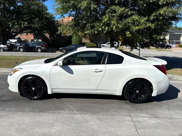 Photo of 2013 White Nissan Altima