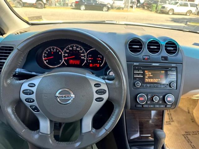 Photo of 2013 White Nissan Altima