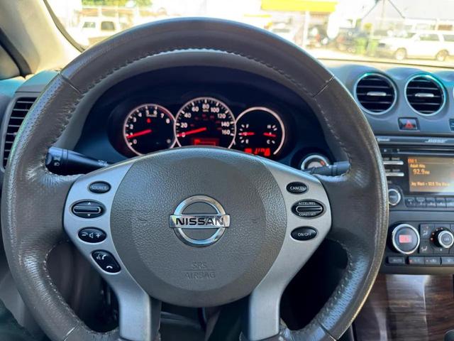 Photo of 2013 White Nissan Altima