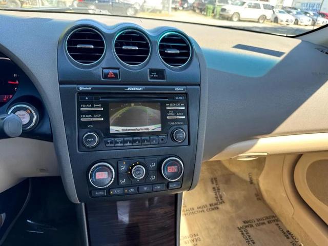 Photo of 2013 White Nissan Altima