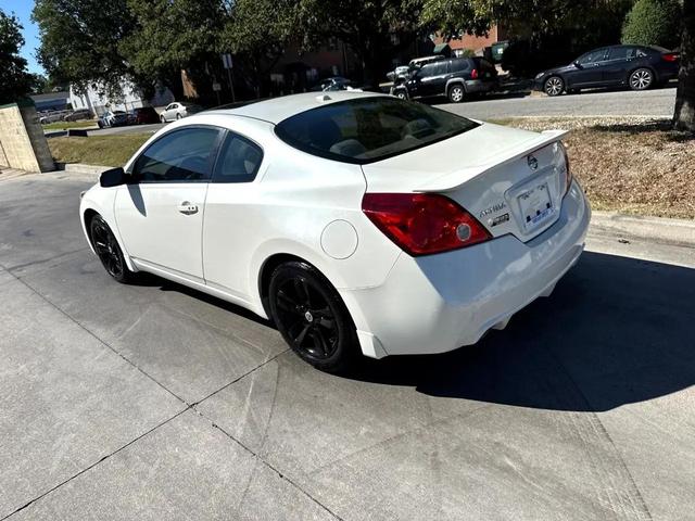 Photo of 2013 White Nissan Altima