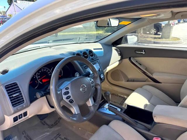 Photo of 2013 White Nissan Altima