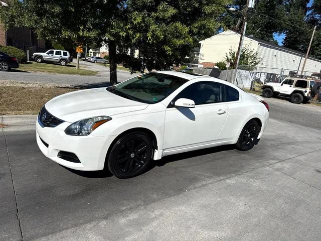 Photo of 2013 White Nissan Altima
