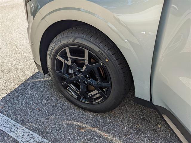 Photo of 2025 Ivory Silver Kia Carnival Hybrid