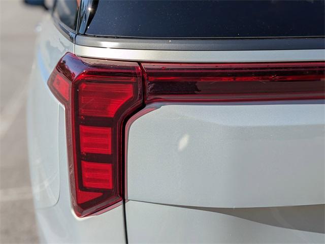 Photo of 2025 Ivory Silver Kia Carnival Hybrid