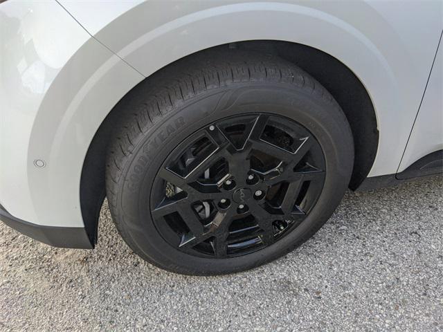 Photo of 2025 Snow White Pearl Kia Carnival Hybrid