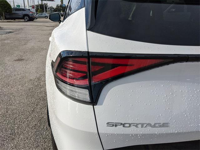 Photo of 2025 White Pearl Kia Sportage