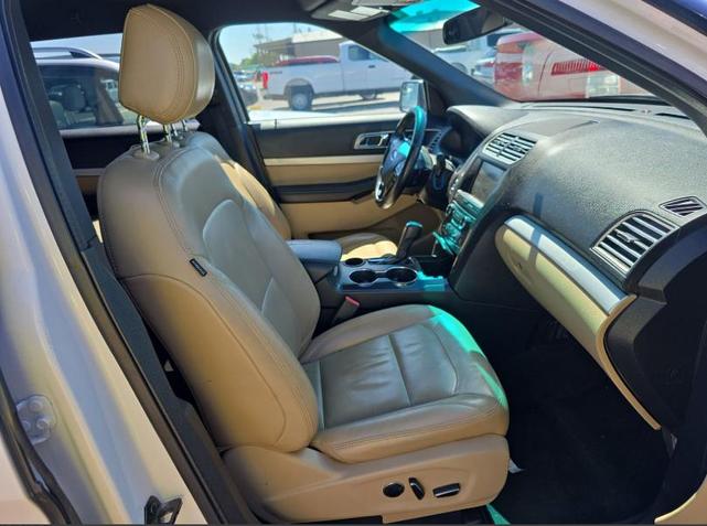 Photo of 2016 White Ford Explorer