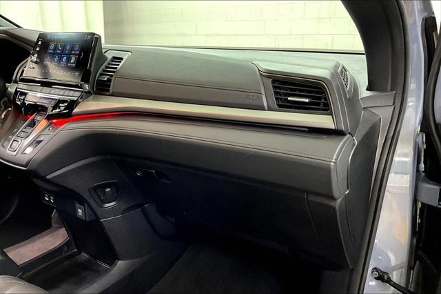 Photo of 2025 Sonic Gray Pearl Honda Odyssey