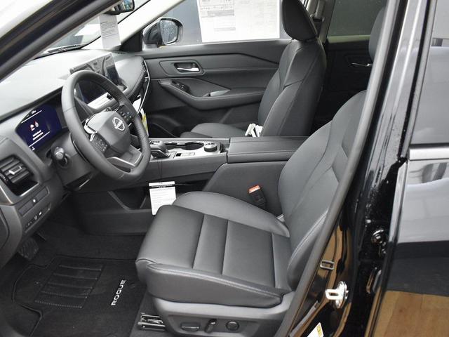 Photo of 2025 Super Black Nissan Rogue