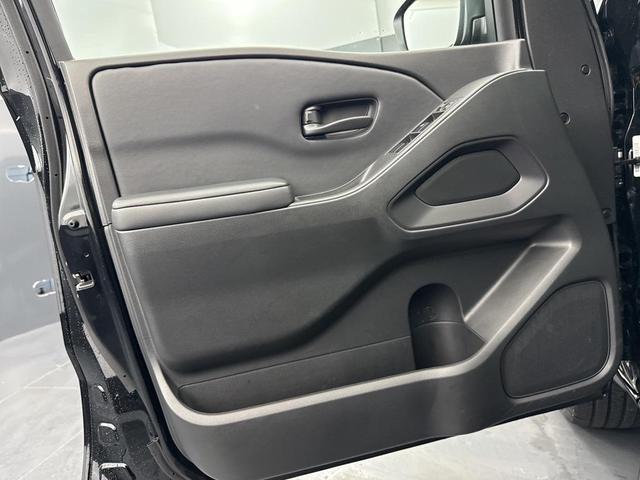 Photo of 2025 Super Black Nissan Frontier