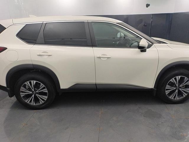Photo of 2022 Pearl White Tricoat Nissan Rogue