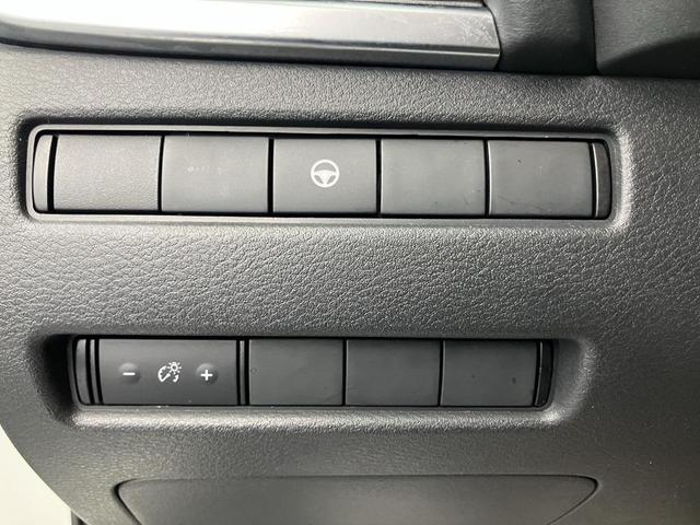 Photo of 2022 Pearl White Tricoat Nissan Rogue