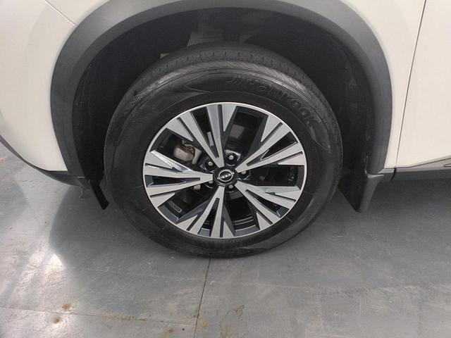 Photo of 2022 Pearl White Tricoat Nissan Rogue