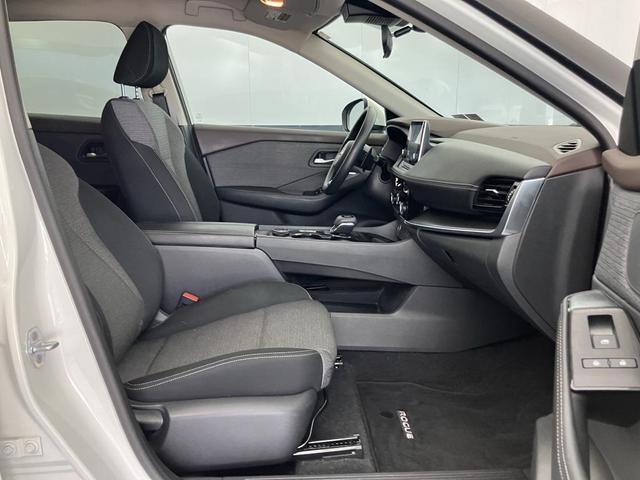 Photo of 2022 Pearl White Tricoat Nissan Rogue