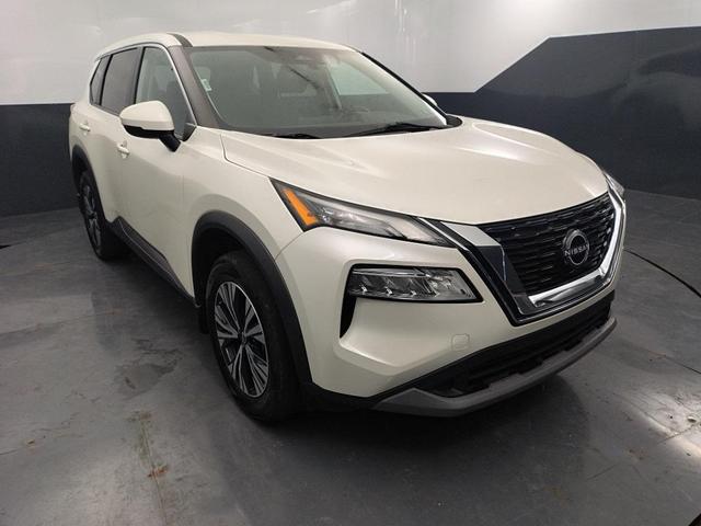Photo of 2022 Pearl White Tricoat Nissan Rogue