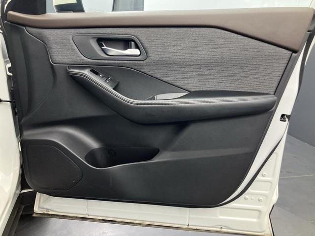 Photo of 2023 Pearl White Tricoat Nissan Rogue
