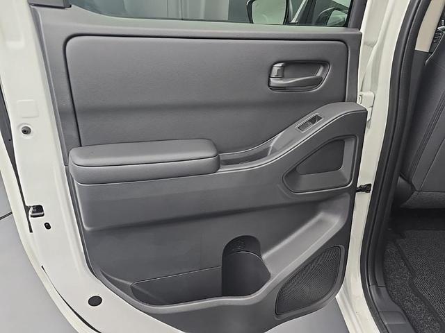 Photo of 2026 Glacier White Nissan Frontier