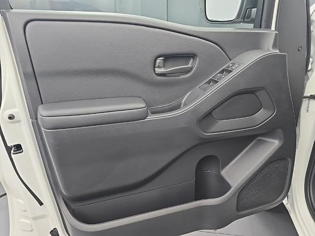 Photo of 2026 Glacier White Nissan Frontier
