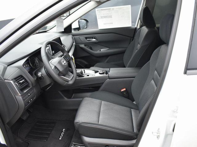Photo of 2025 Everest White Pearl Nissan Rogue