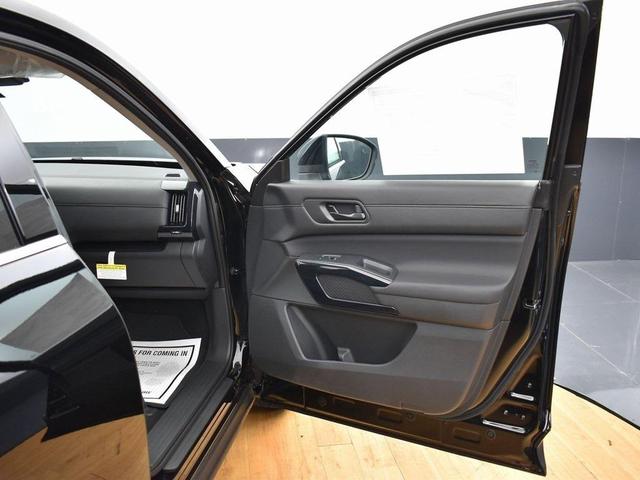 Photo of 2025 Super Black Nissan Pathfinder