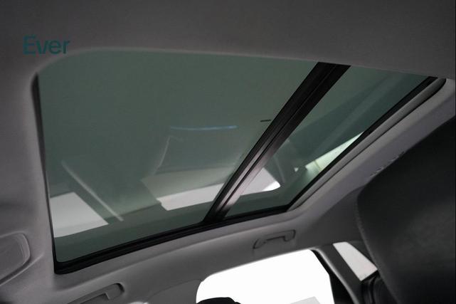 Photo of 2021 Glacier White Metallic Audi e-tron