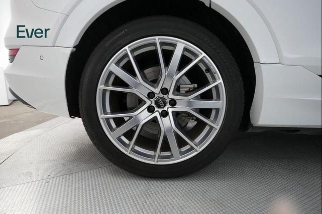 Photo of 2021 Glacier White Metallic Audi e-tron