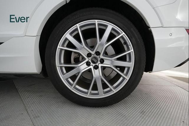 Photo of 2021 Glacier White Metallic Audi e-tron
