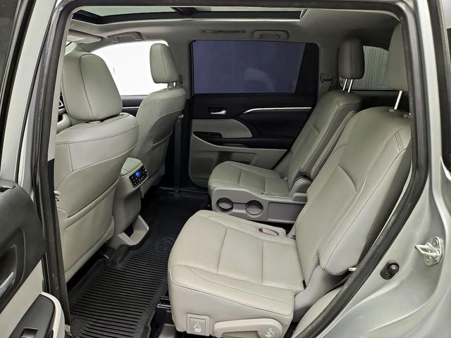 Photo of 2018 Silver Toyota Highlander