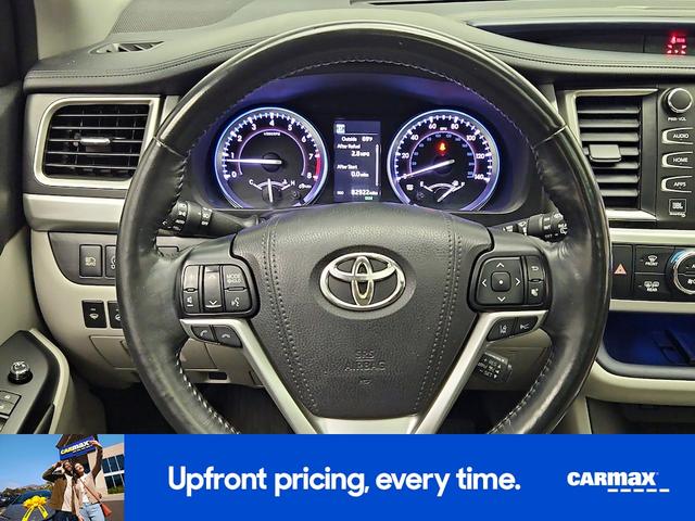 Photo of 2018 Silver Toyota Highlander
