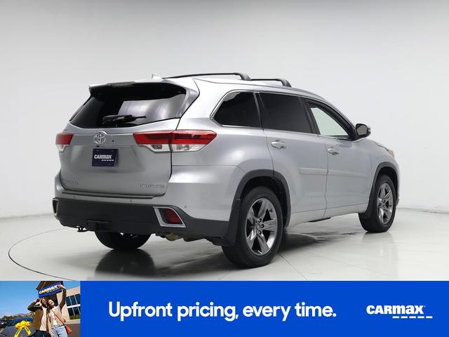 Photo of 2018 Silver Toyota Highlander
