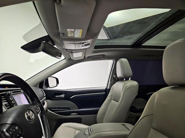 Photo of 2018 Silver Toyota Highlander