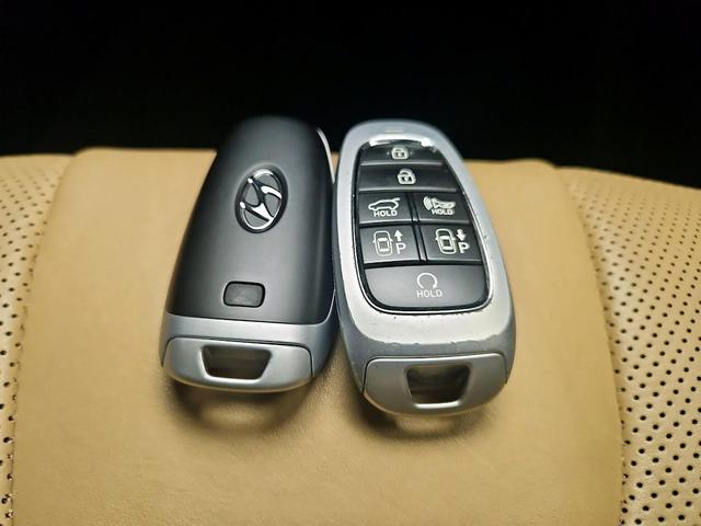 Photo of 2023 Gray Hyundai SANTA FE