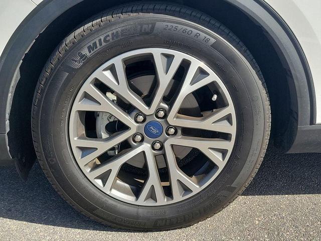 Photo of 2022 STAR WHITE METALLIC TRI-COAT Ford Escape