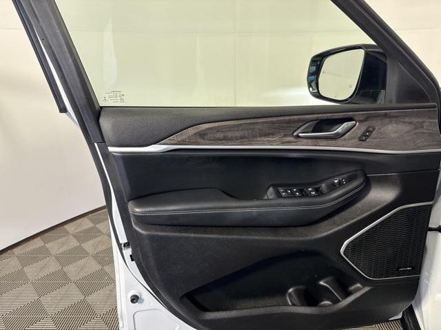 Photo of 2022 Bright White Clearcoat Jeep Grand Cherokee