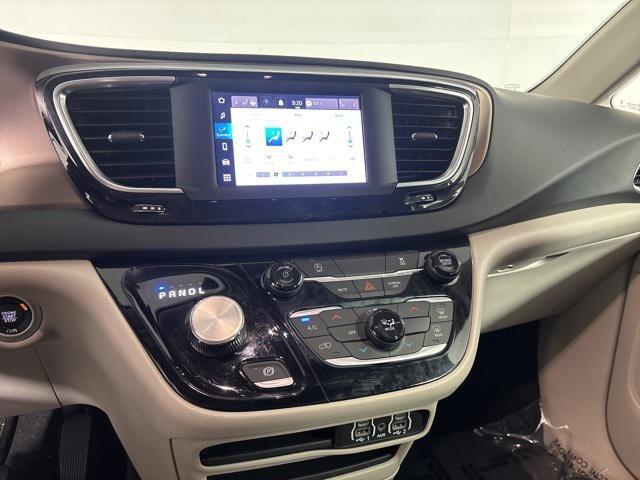 Photo of 2023 Bright White Clearcoat Chrysler Voyager