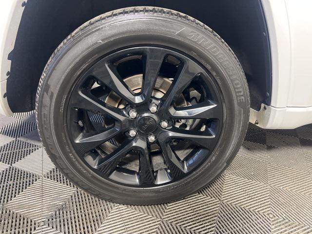 Photo of 2022 Bright White Clearcoat Jeep Grand Cherokee