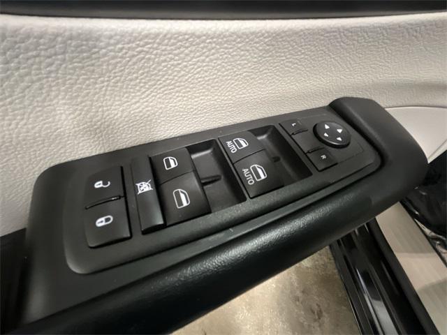 Photo of 2021 Brilliant Black Crystal Pearlcoat Chrysler Pacifica Hybrid
