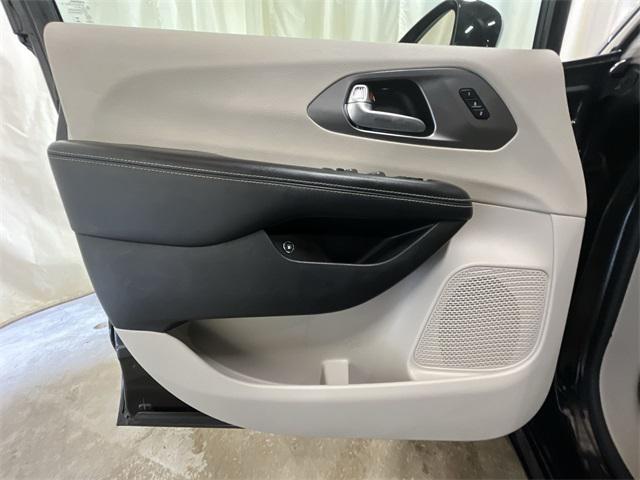 Photo of 2021 Brilliant Black Crystal Pearlcoat Chrysler Pacifica Hybrid