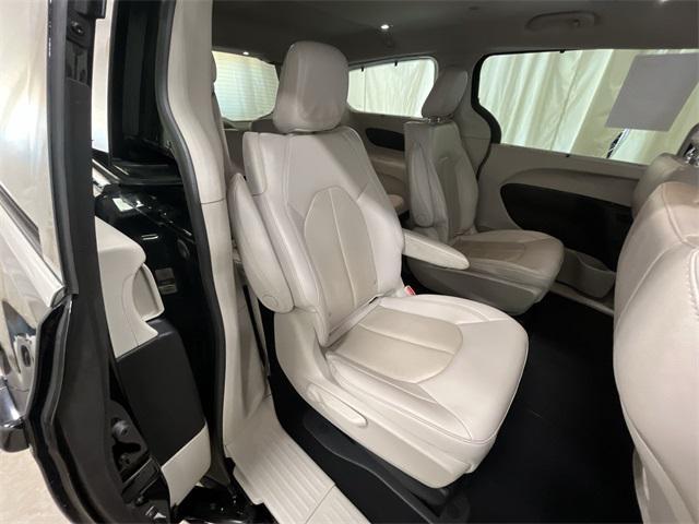 Photo of 2021 Brilliant Black Crystal Pearlcoat Chrysler Pacifica Hybrid
