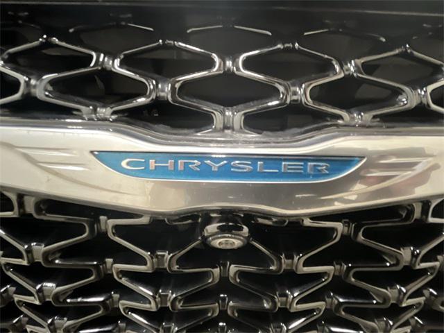 Photo of 2021 Brilliant Black Crystal Pearlcoat Chrysler Pacifica Hybrid