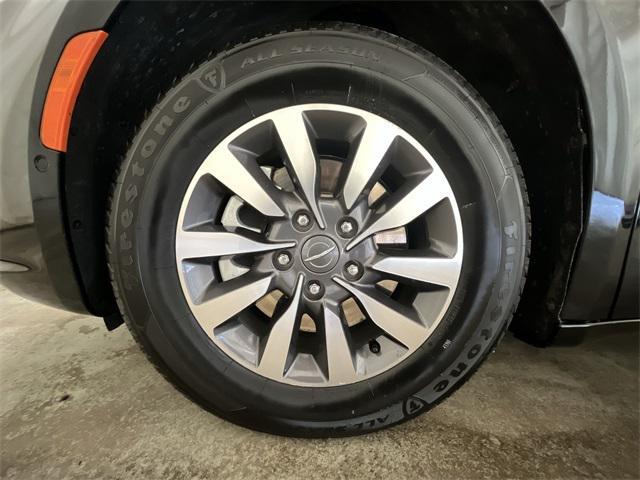 Photo of 2021 Brilliant Black Crystal Pearlcoat Chrysler Pacifica Hybrid