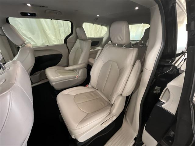 Photo of 2021 Brilliant Black Crystal Pearlcoat Chrysler Pacifica Hybrid