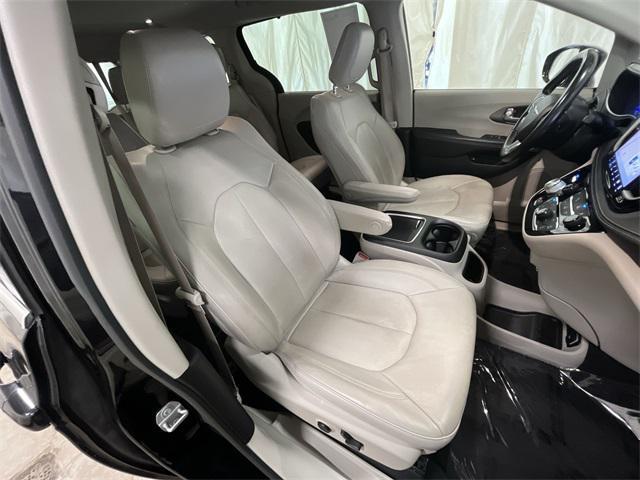 Photo of 2021 Brilliant Black Crystal Pearlcoat Chrysler Pacifica Hybrid