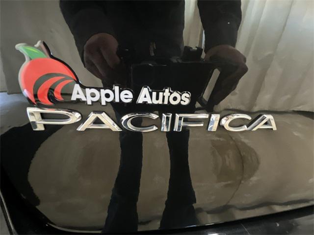 Photo of 2021 Brilliant Black Crystal Pearlcoat Chrysler Pacifica Hybrid
