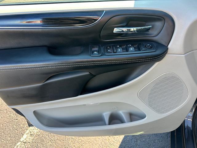 Photo of 2020 Granite Pearlcoat Dodge Grand Caravan