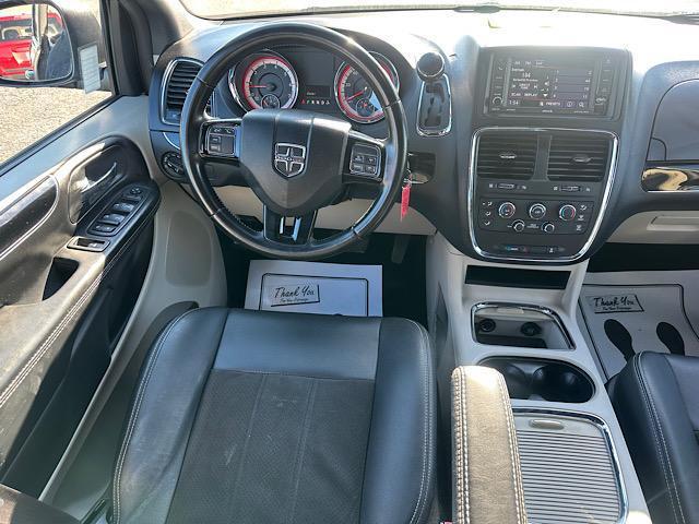 Photo of 2020 Granite Pearlcoat Dodge Grand Caravan