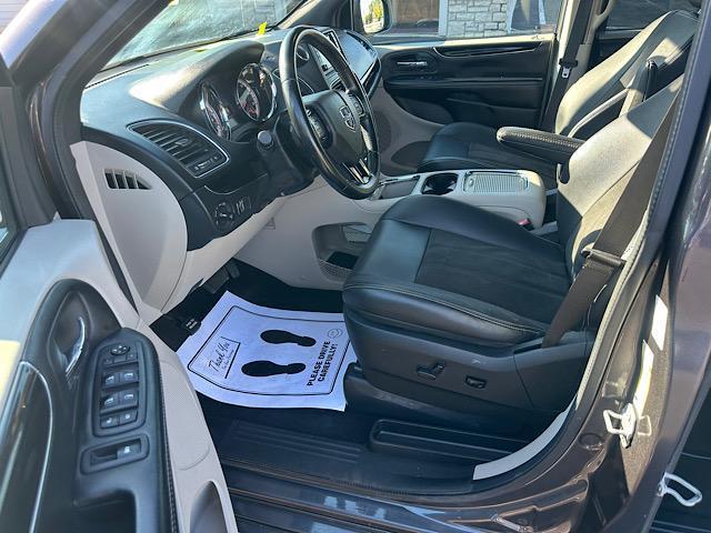 Photo of 2020 Granite Pearlcoat Dodge Grand Caravan